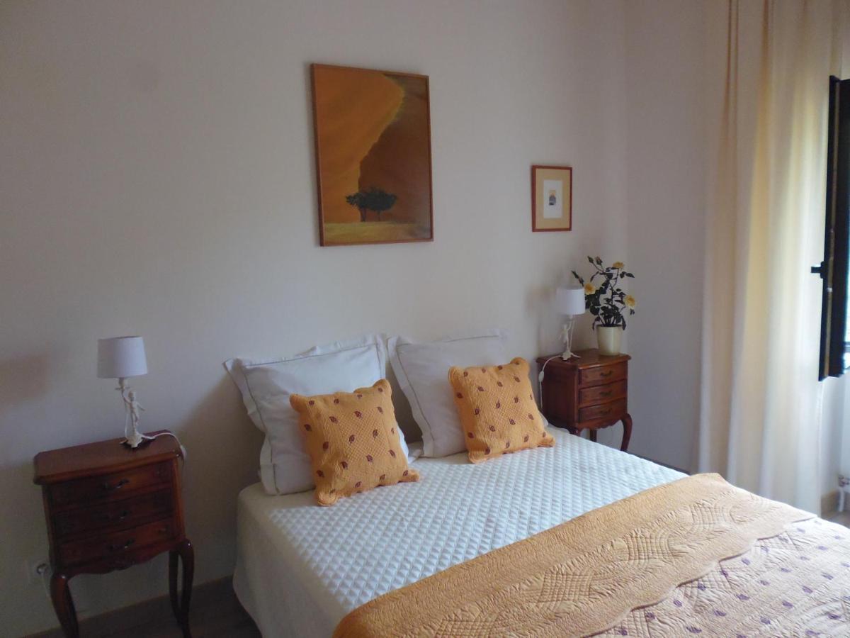 La Fleur De Lys Bed & Breakfast Roussayrolles Eksteriør bilde